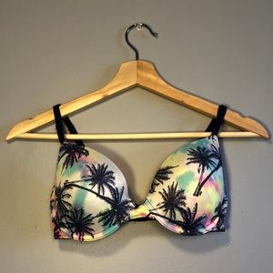 32D VS “Wear Everywhere Demi” Bra